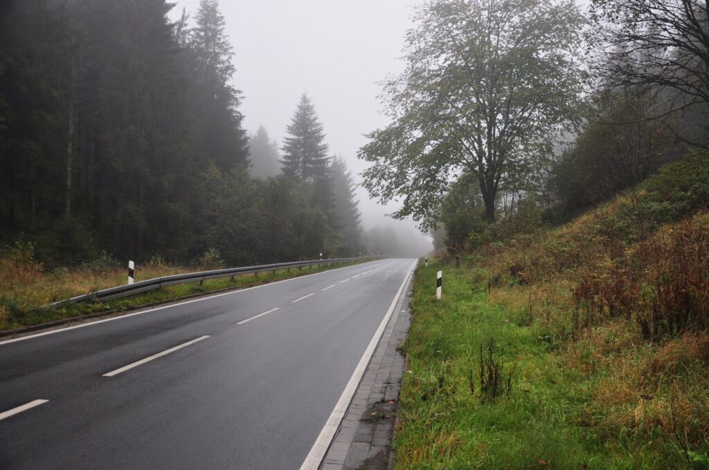 Herbstliche Bundesstraße bei Clausthal-Zellerfeld mit Wald und Nebel