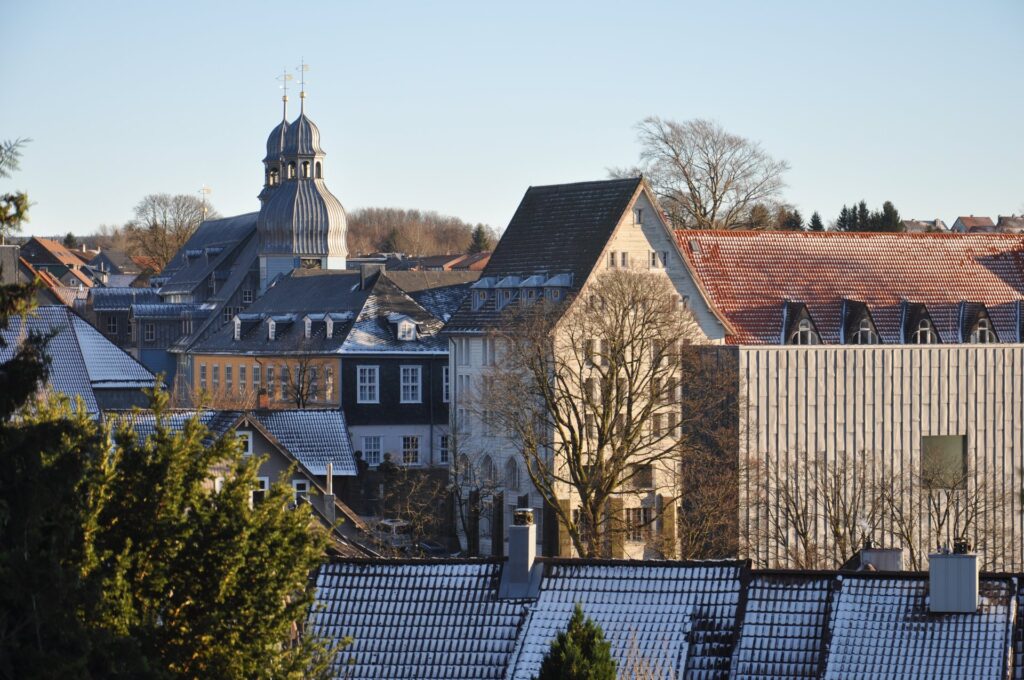 Winterliche Stadtansicht von Clausthal-Zellerfeld mit Marktkirche und verschneiten Dächern