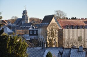 Winterliche Stadtansicht von Clausthal-Zellerfeld mit Marktkirche und verschneiten Dächern