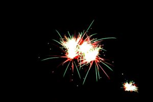 Buntes Feuerwerk mit roten, grünen und gelben Funken über Clausthal-Zellerfeld im Winter