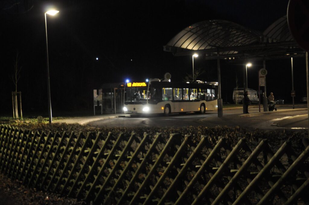 Beleuchteter Busbahnhof in Clausthal-Zellerfeld im Winter bei Nacht