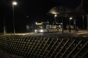Beleuchteter Busbahnhof in Clausthal-Zellerfeld im Winter bei Nacht