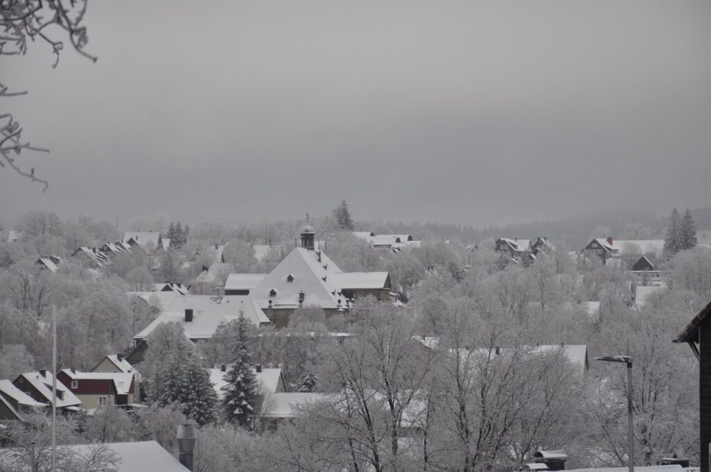 Winterliches Panorama von Clausthal-Zellerfeld mit schneebedeckten Häusern und Kirche