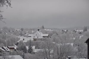 Winterliches Panorama von Clausthal-Zellerfeld mit schneebedeckten Häusern und Kirche