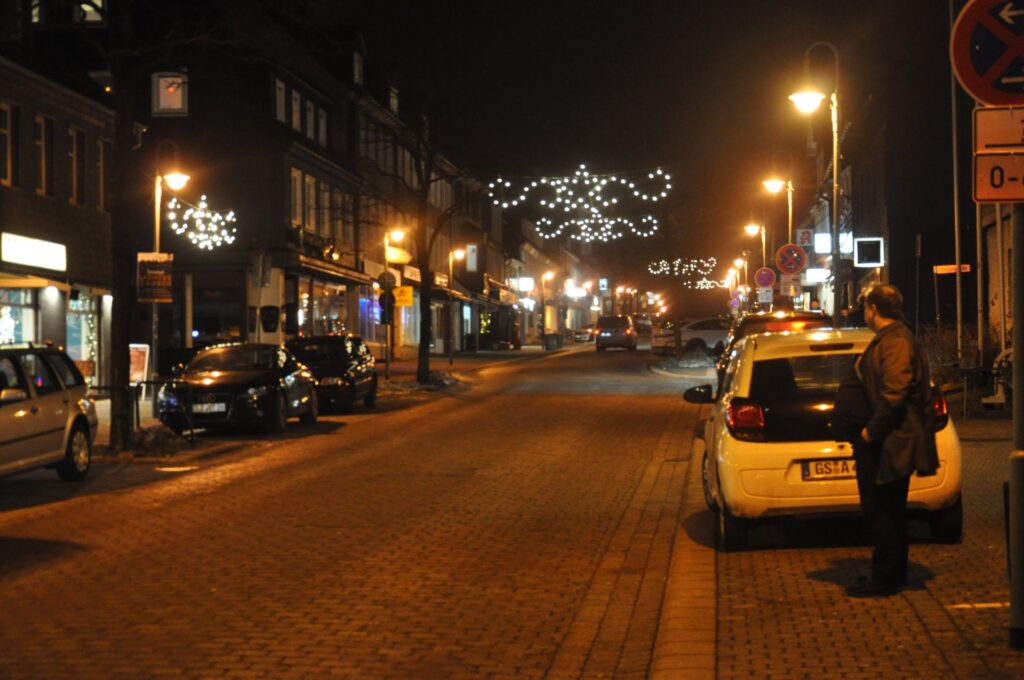 Festlich beleuchtete Hauptstraße in Clausthal-Zellerfeld im Winter mit Weihnachtsdekoration