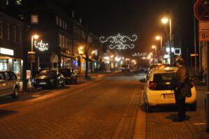 Festlich beleuchtete Hauptstraße in Clausthal-Zellerfeld im Winter mit Weihnachtsdekoration