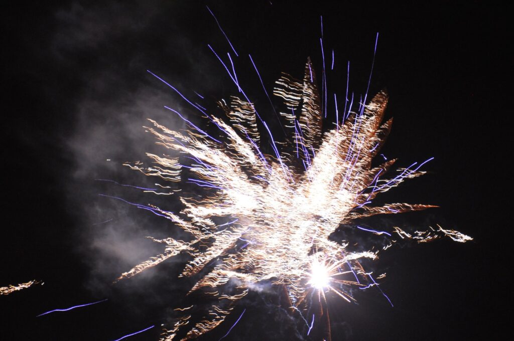 Buntes Feuerwerk mit blauen und goldenen Funken über Clausthal-Zellerfeld im Winter