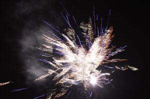 Buntes Feuerwerk mit blauen und goldenen Funken über Clausthal-Zellerfeld im Winter