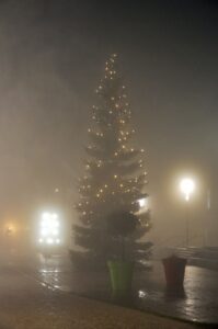 Beleuchteter Weihnachtsbaum im dichten Nebel bei Nacht in Clausthal-Zellerfeld