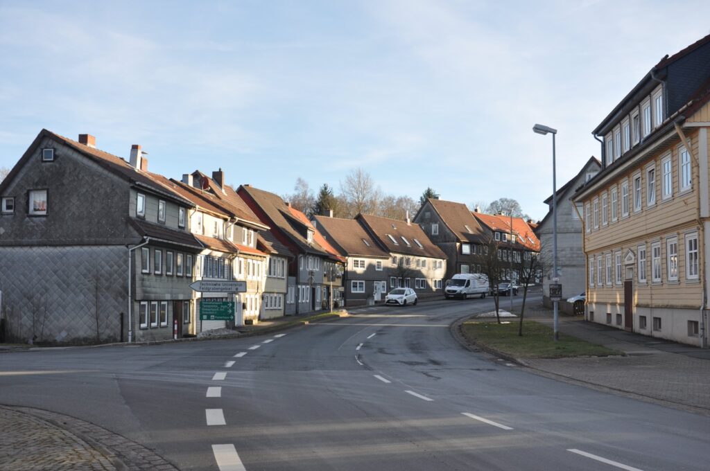 Hauptstraße in Clausthal-Zellerfeld mit historischen Häusern und Fachwerk im Winter