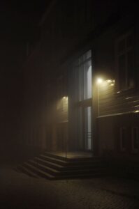 Beleuchtetes modernes Gebäude mit großen Fenstern nachts in Clausthal-Zellerfeld