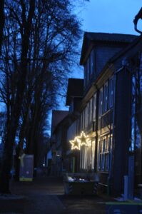 Beleuchteter Weihnachtsstern an Gebäude in Clausthal-Zellerfeld im Winter