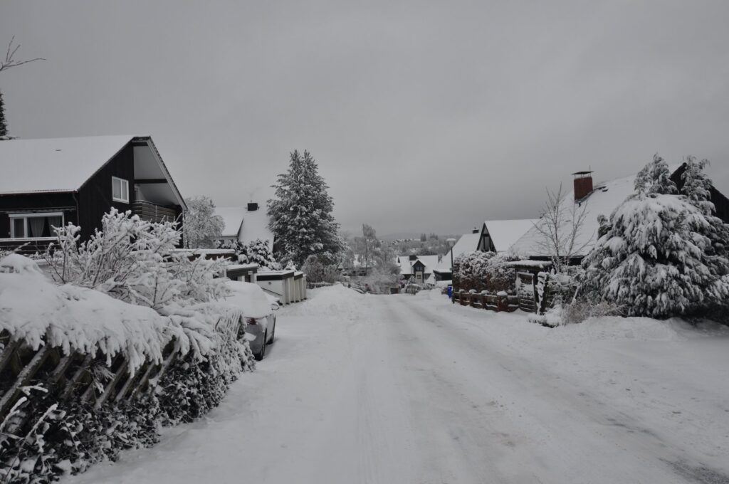 Schneebedeckte Straße mit traditionellen Häusern in Clausthal-Zellerfeld, Oberharz