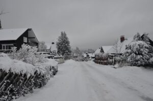Schneebedeckte Straße mit traditionellen Häusern in Clausthal-Zellerfeld, Oberharz