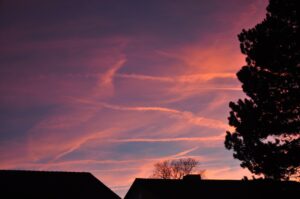 Dramatischer Sonnenuntergang über Clausthal-Zellerfeld mit rosa-orangen Wolken und Silhouetten