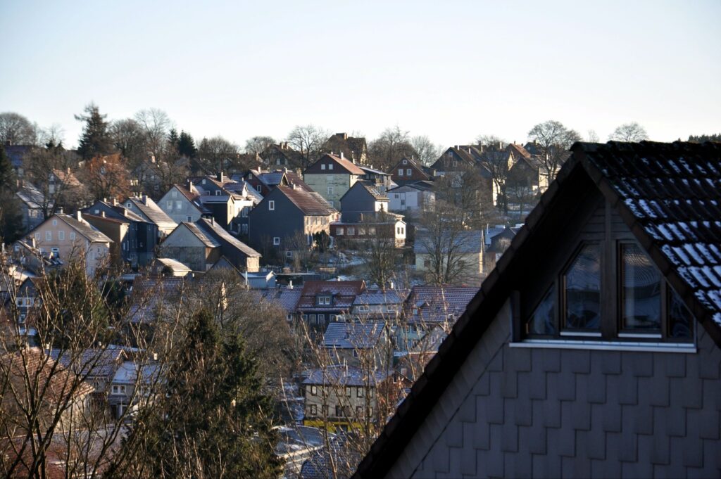 Winterliche Stadtansicht von Clausthal-Zellerfeld mit verschneiten Dächern und Berglandschaft