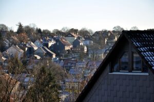 Winterliche Stadtansicht von Clausthal-Zellerfeld mit verschneiten Dächern und Berglandschaft