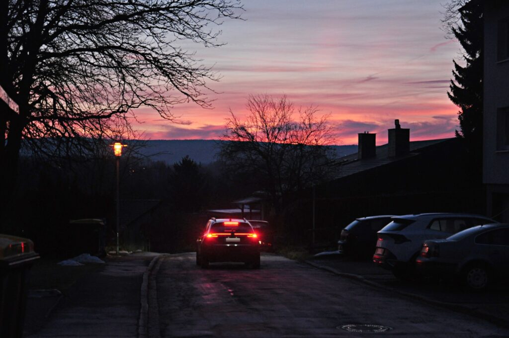Sonnenuntergang über Clausthal-Zellerfeld im Oberharz mit parkenden Autos und Häusern