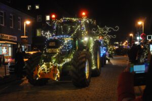 Weihnachtlich geschmückter Traktor im Umzug durch Clausthal-Zellerfeld im Winter