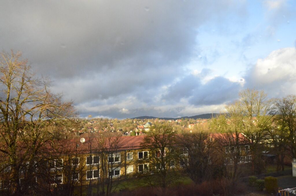 Winterliche Hügellandschaft von Clausthal-Zellerfeld mit historischen Gebäuden