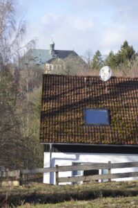 Altes Bergbauhaus mit Ziegeldach und Moos in Clausthal-Zellerfeld im Winter