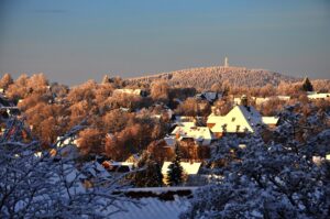 Schneebedeckte Häuser und Wälder von Clausthal-Zellerfeld im Oberharz