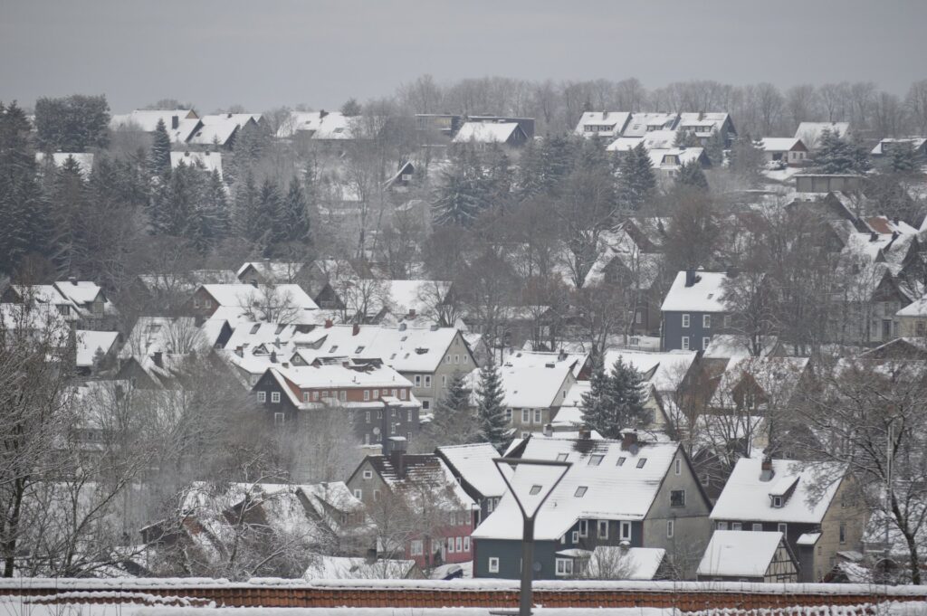 Schneebedeckte Häuser und Kirche in Clausthal-Zellerfeld, Oberharz im Winter