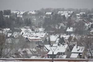Schneebedeckte Häuser und Kirche in Clausthal-Zellerfeld, Oberharz im Winter
