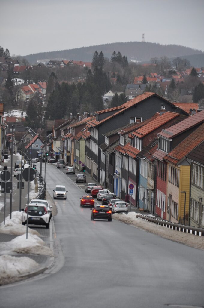 Verschneite Altstadt von Clausthal-Zellerfeld mit historischen Gebäuden