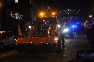Festlich geschmückte Fahrzeuge in Weihnachtsparade durch Clausthal-Zellerfeld im Oberharz