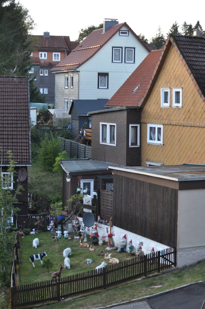 Luftaufnahme von Wohnhäusern mit Holzterrassen und Garten im Herbst in Clausthal-Zellerfeld