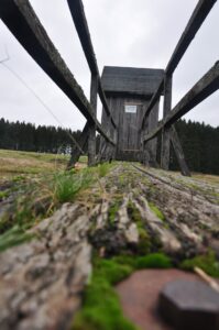 Verwittertes Holzgerüst mit Moos bewachsen in Clausthal-Zellerfeld Oberharz