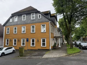 Historisches gelbes Wohnhaus in der Altstadt von Clausthal-Zellerfeld