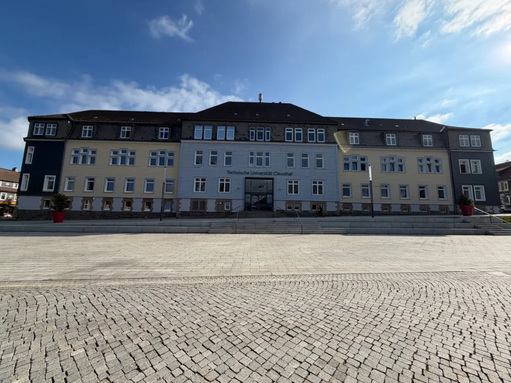 Marktplatz von Clausthal-Zellerfeld mit historischen Gebäuden im Sommer
